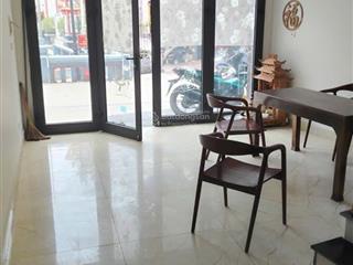 Cho thuê nhà nguyên căn phạm văn đồng. 35m2 x 6 tầng. ô tô tránh nhau trước nhà.