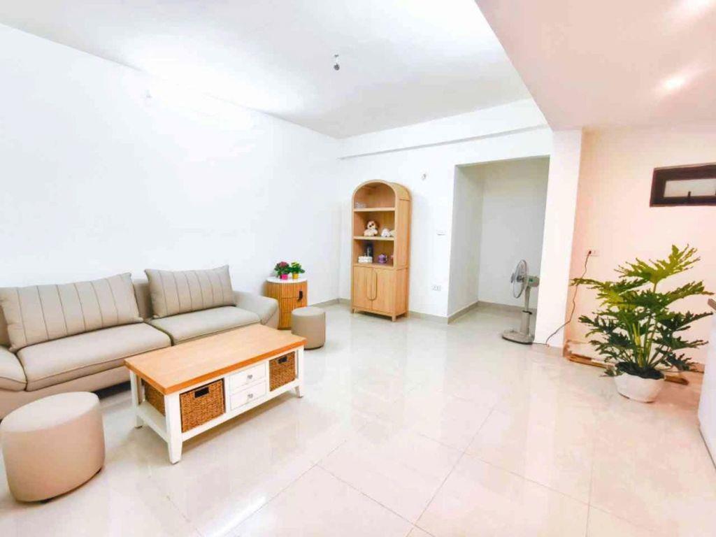Bán căn hộ tập thể đường Nguyễn Chí Thanh, Đống Đa, ô tô đỗ, nhà đẹp ở luôn