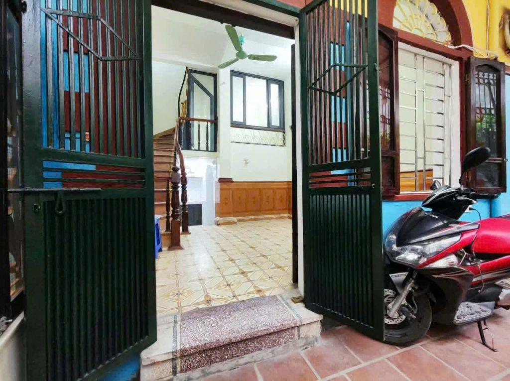 ĐỘI CẤN, VẠN BẢO, BA ĐÌNH, NHÀ ĐẸP Ở LUÔN, GẦN PHỐ, SÂN RỘNG TRƯỚC NHÀ