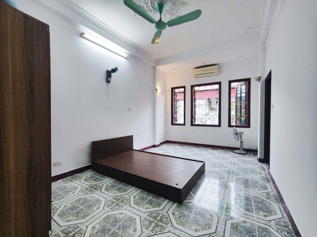 CHO THUÊ NHÀ GẦN 173 HOÀNG HOA THÁM, BA ĐÌNH, FULL ĐỒ, GẦN PHỐ, SÂN RỘNG TRƯỚC NHÀ 