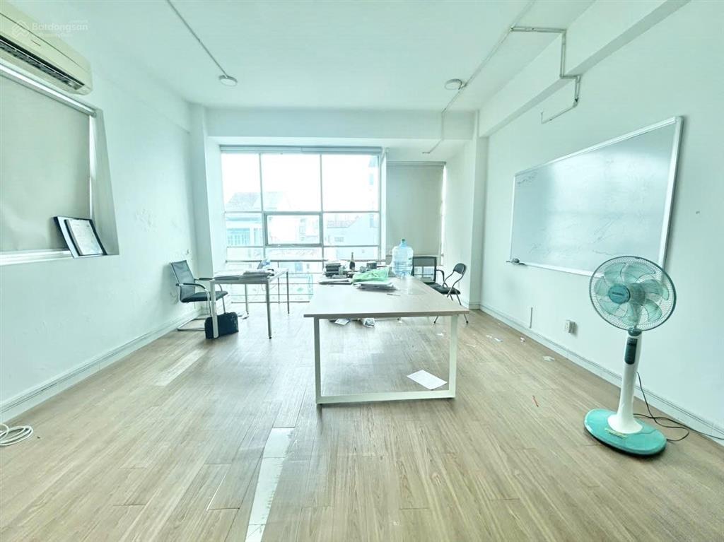Văn phòng 35m2 view kính đẹp bùi đình túy