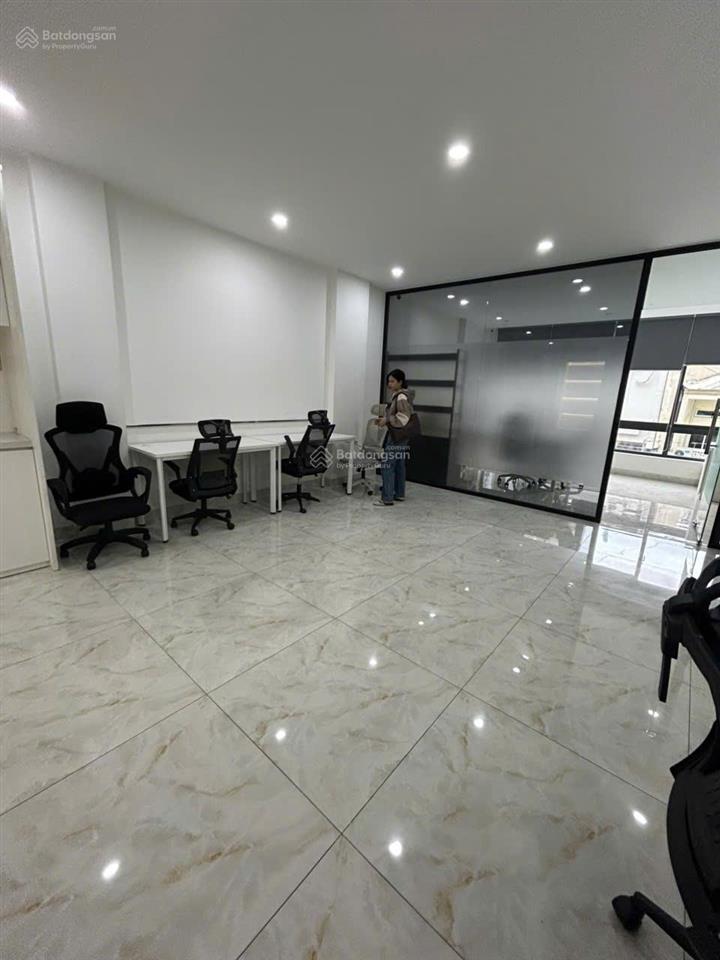 Văn phòng 80m2 đẹp mặt tiền ngay quận 2