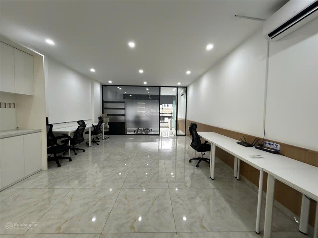 Văn phòng 80m2 đẹp mặt tiền ngay quận 2