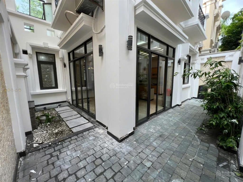 Chính chủ tôi bán biệt thự khu t7 ciputra tây hồ 180m 3 tầng 5 phòng ngủ.  0945 289 ***