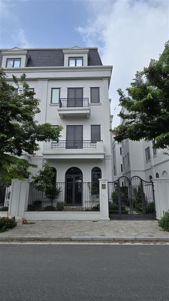 Bán gấp, gia đình cần chuyển đổi chỗ ở bán nhanh căn bt lô 220m2 giá 37 tỷ.