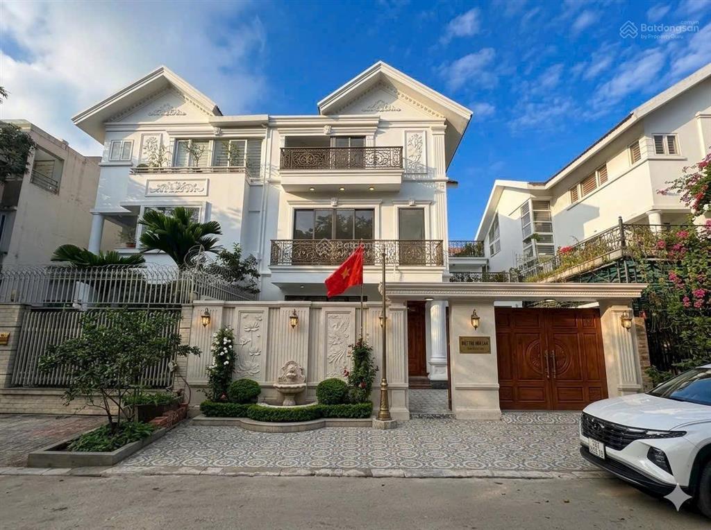Cần bán bt 225m2, mt 11m, 3 tầng. xây thô duy nhất. vị trí ngay công viên 365 đang đào hồ