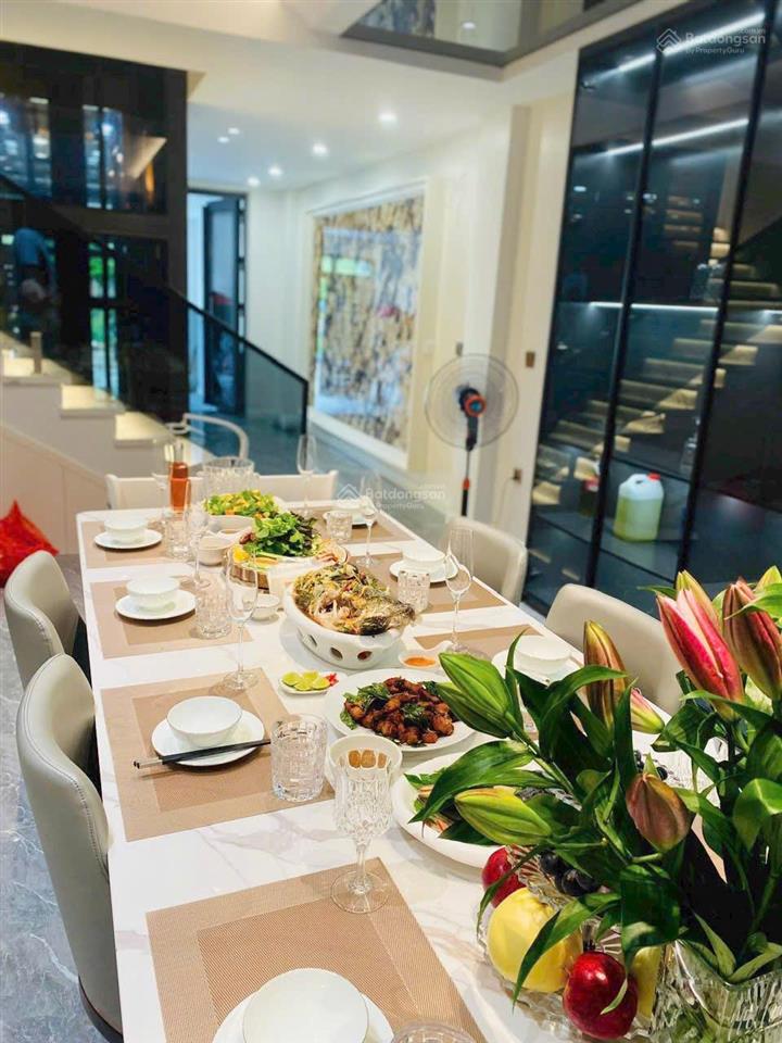 A chủ nhờ bán 80m2, 6 tầng. mt 5m tòa văn phòng. đặc biệt có tầng hầm. có thang máy. chỉ hơn 22 tỷ