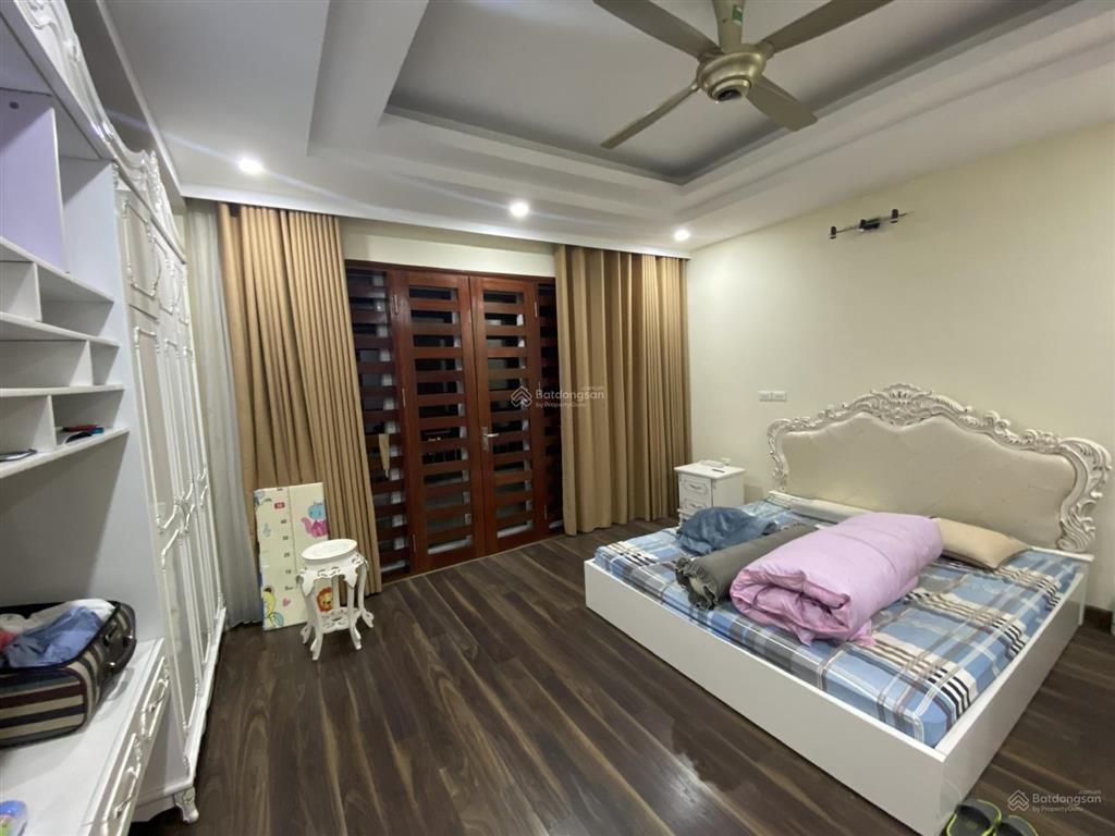 Liền kề dt 82,5m2, mt 5m, 5 tầng, nhà hoàn thiện gia chủ hiện tại đang ở giá chỉ 18 tỷ.
