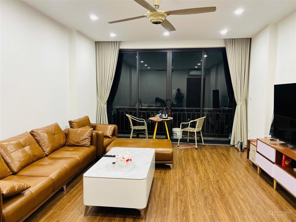 1 căn 90m2 nhà 5 tầng. thang máy. đường 18m ngay trường quốc tế marie curie chỉ 2x tỷ nhỏ