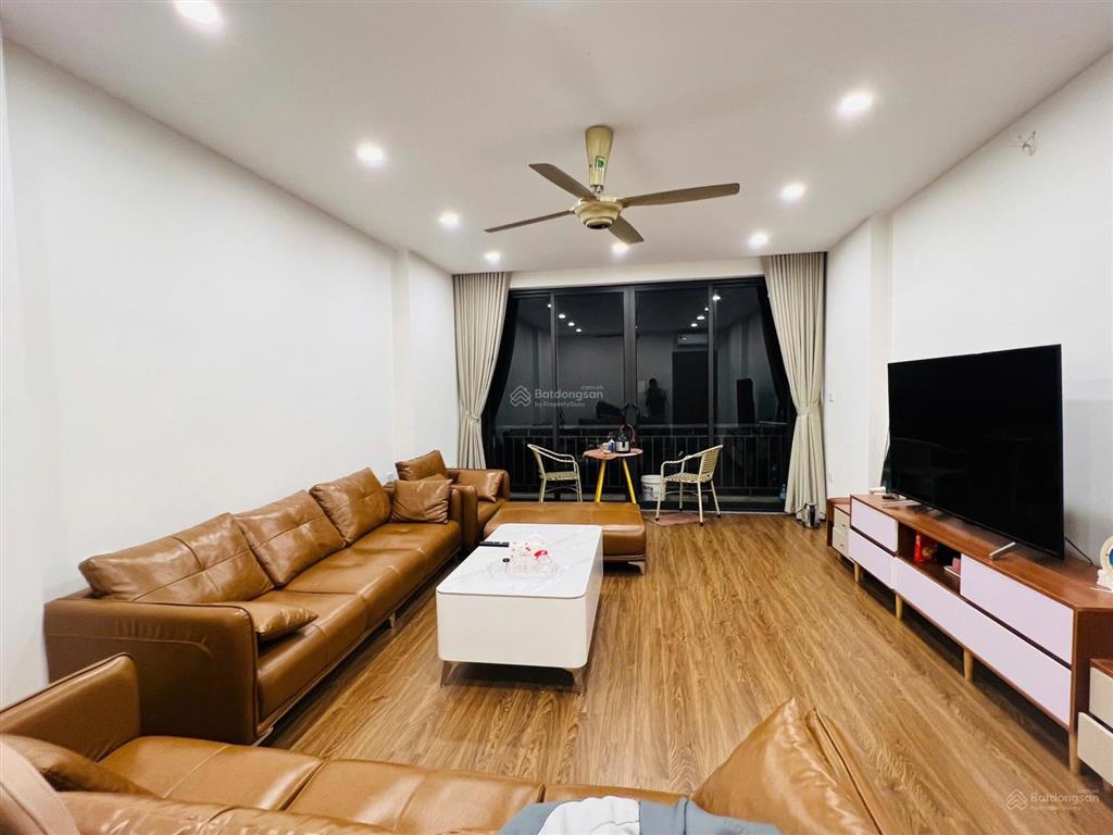 1 căn 90m2 nhà 5 tầng. thang máy. đường 18m ngay trường quốc tế marie curie chỉ 2x tỷ nhỏ