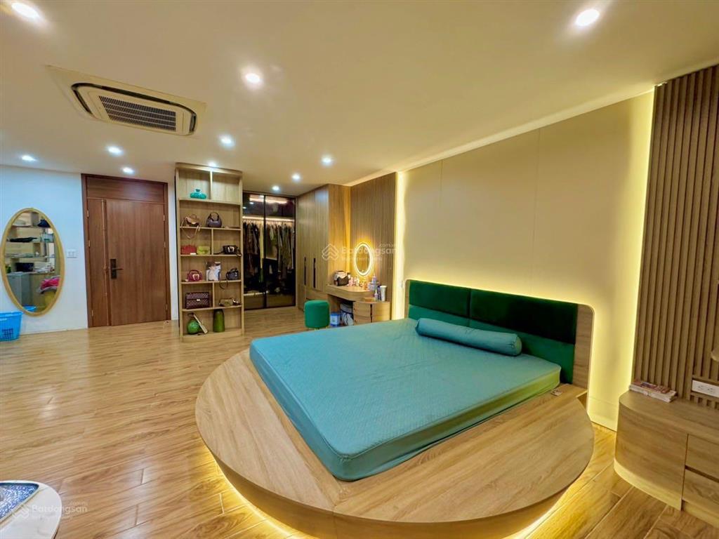 La casta 80m2, 5 tầng. mt 5m, có thang máy. 2 mặt đường kinh doanh trước sau. giá chỉ nhỉnh 22 tỷ.