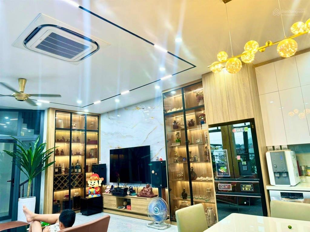 La casta 80m2, 5 tầng. mt 5m, có thang máy. 2 mặt đường kinh doanh trước sau. giá chỉ nhỉnh 22 tỷ.