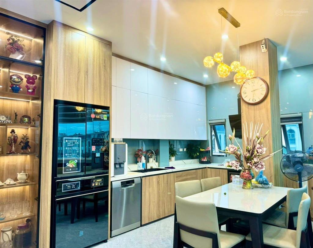 La casta 80m2, 5 tầng. mt 5m, có thang máy. 2 mặt đường kinh doanh trước sau. giá chỉ nhỉnh 22 tỷ.