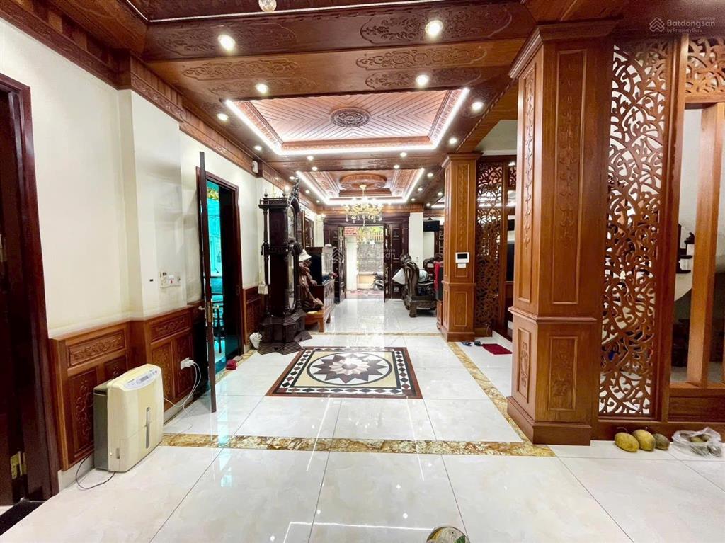 Cần bán gấp bt 210m, mt 11m. xây 4 tầng. mặt công viên. bán nhanh chỉ 33 tỷ đã hạ 5 tỷ. đường 18m