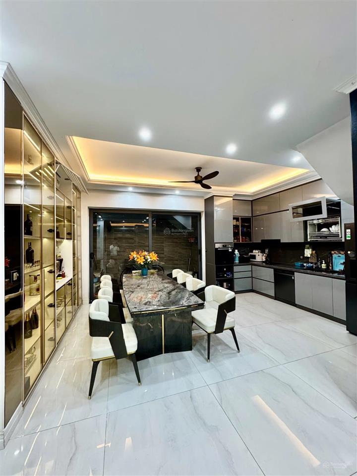La casta 80m2, 5 tầng. mt 5m, có thang máy. 2 mặt đường kinh doanh trước sau. giá chỉ nhỉnh 22 tỷ.