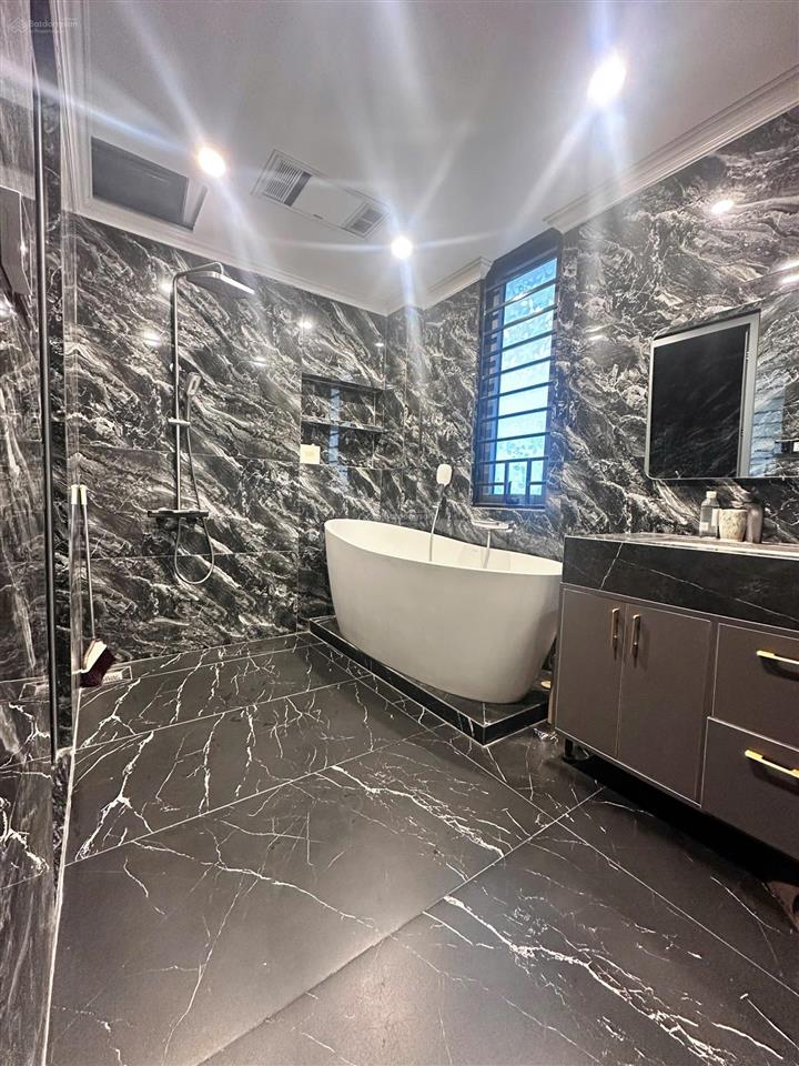 La casta 80m2, 5 tầng. mt 5m, có thang máy. 2 mặt đường kinh doanh trước sau. giá chỉ nhỉnh 22 tỷ.