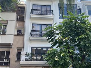 90m2 5 tầng. có thang máy. mặt công viên. vài bước ra công viên 365. giá bán nhanh chỉ 20,5 tỷ.