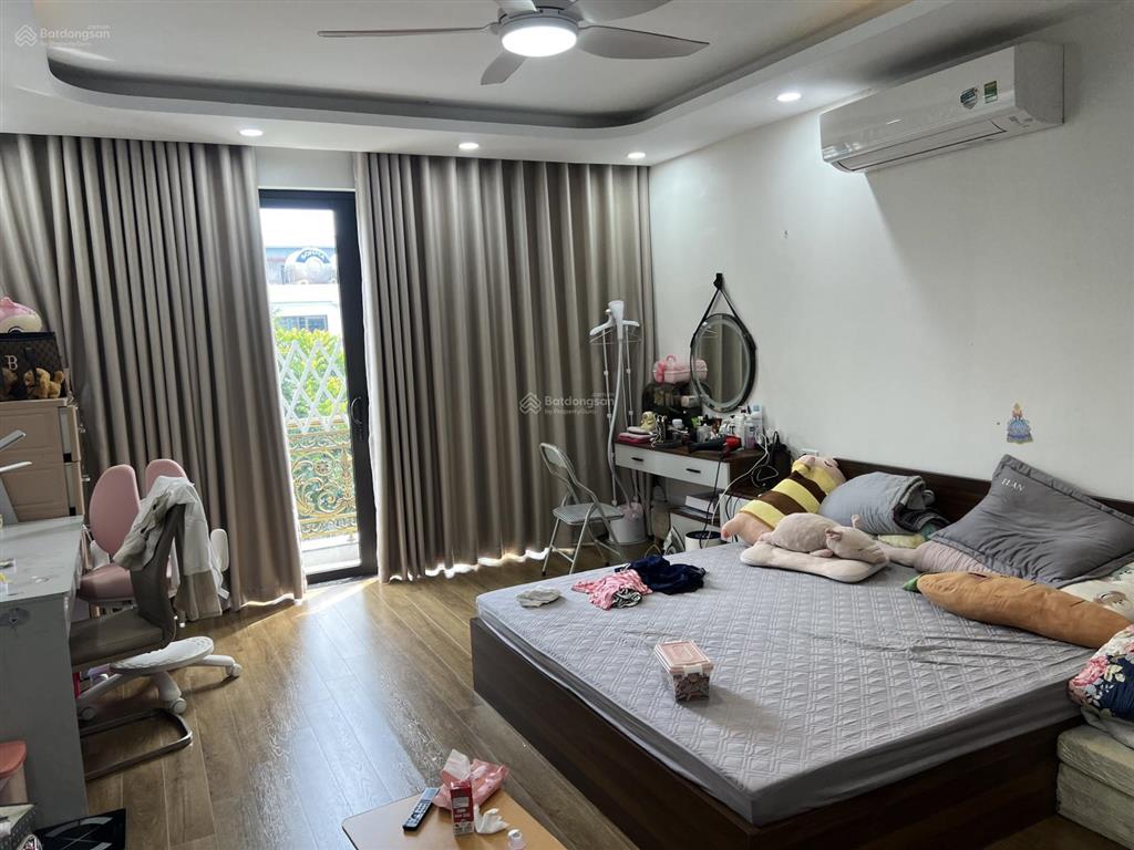 90m2 5 tầng. có thang máy. mặt công viên. vài bước ra công viên 365. giá bán nhanh chỉ 20,5 tỷ.