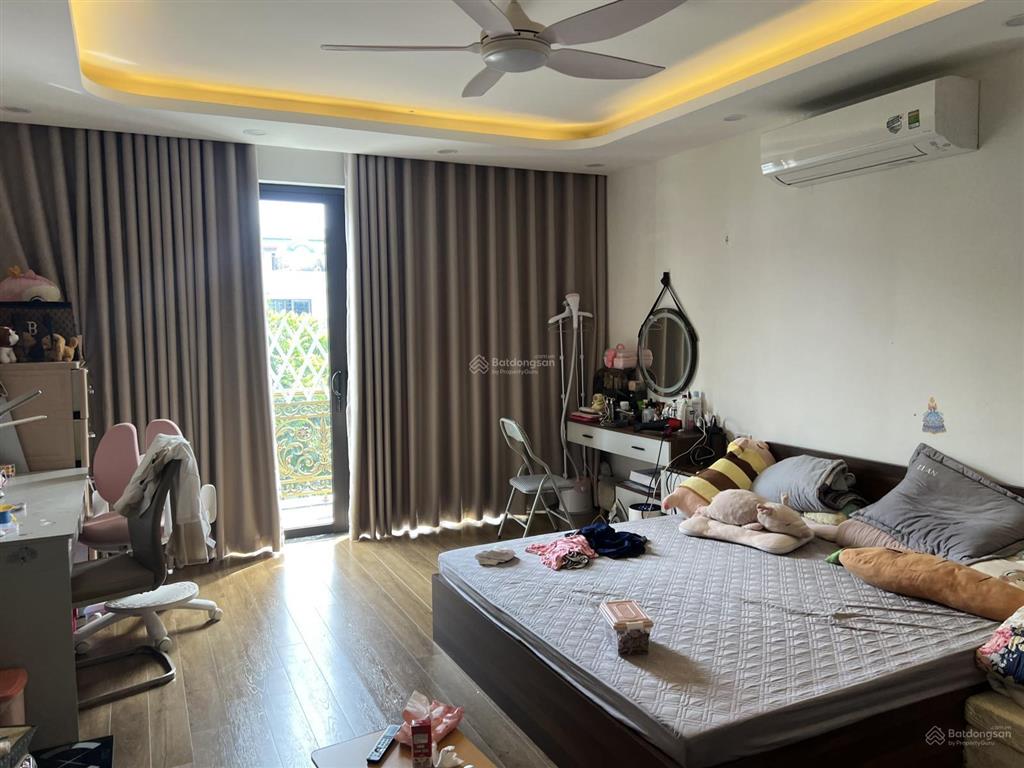 90m2 5 tầng. có thang máy. mặt công viên. vài bước ra công viên 365. giá bán nhanh chỉ 20,5 tỷ.