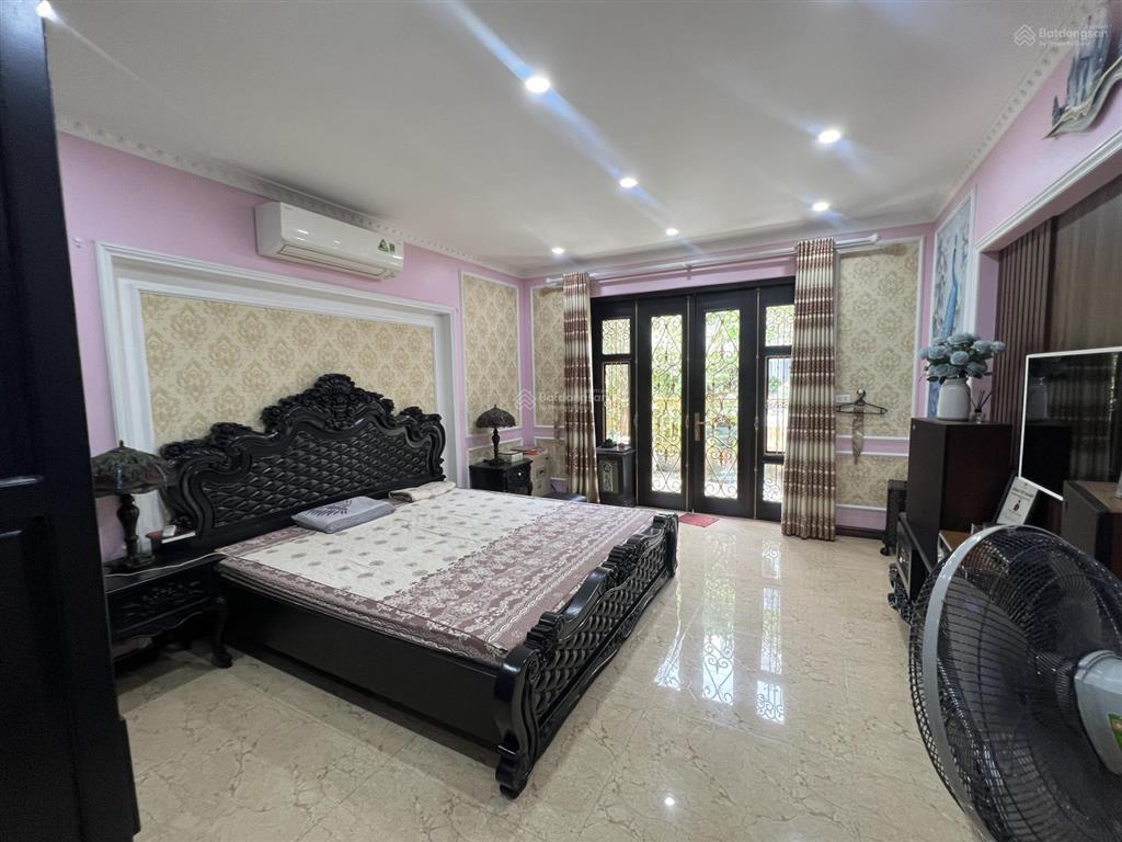 90m2 5 tầng. có thang máy. mặt công viên. vài bước ra công viên 365. giá bán nhanh chỉ 20,5 tỷ.