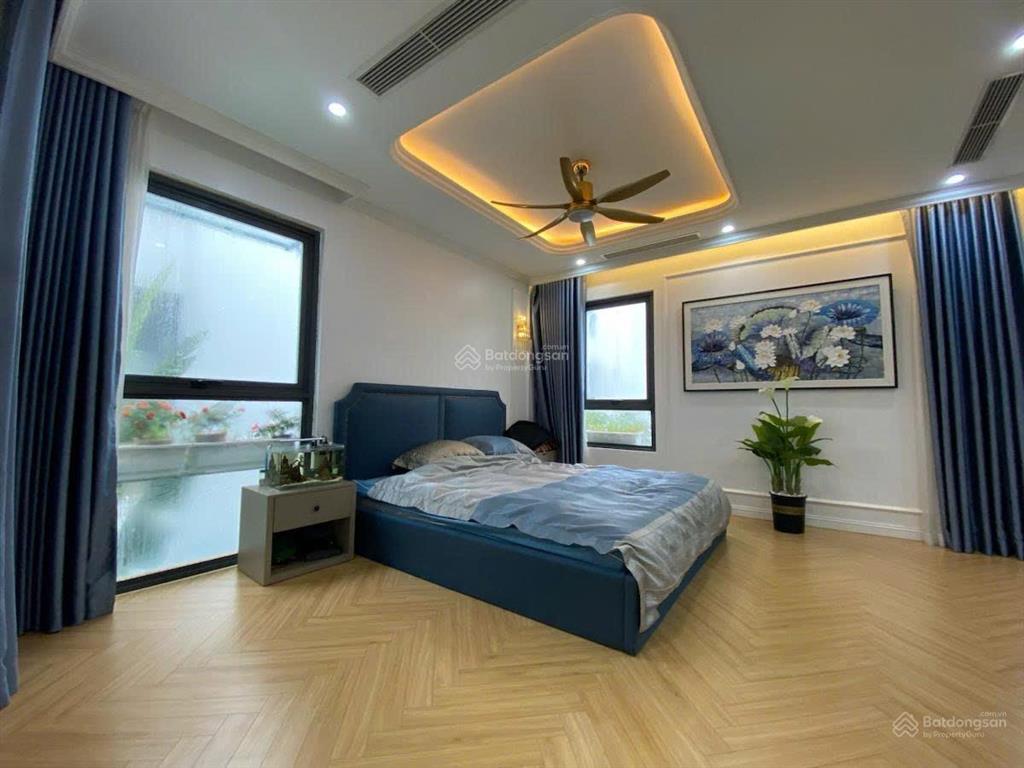 Cần bán gấp bt 205m, mt 11m. xây 4 tầng. tân cổ điển. bán nhanh chỉ 32 tỷ đã hạ 7 tỷ. đường 18m