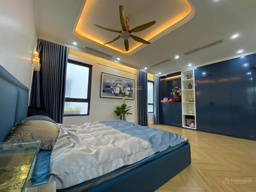 Cần bán gấp bt 205m, mt 11m. xây 4 tầng. tân cổ điển. bán nhanh chỉ 32 tỷ đã hạ 7 tỷ. đường 18m