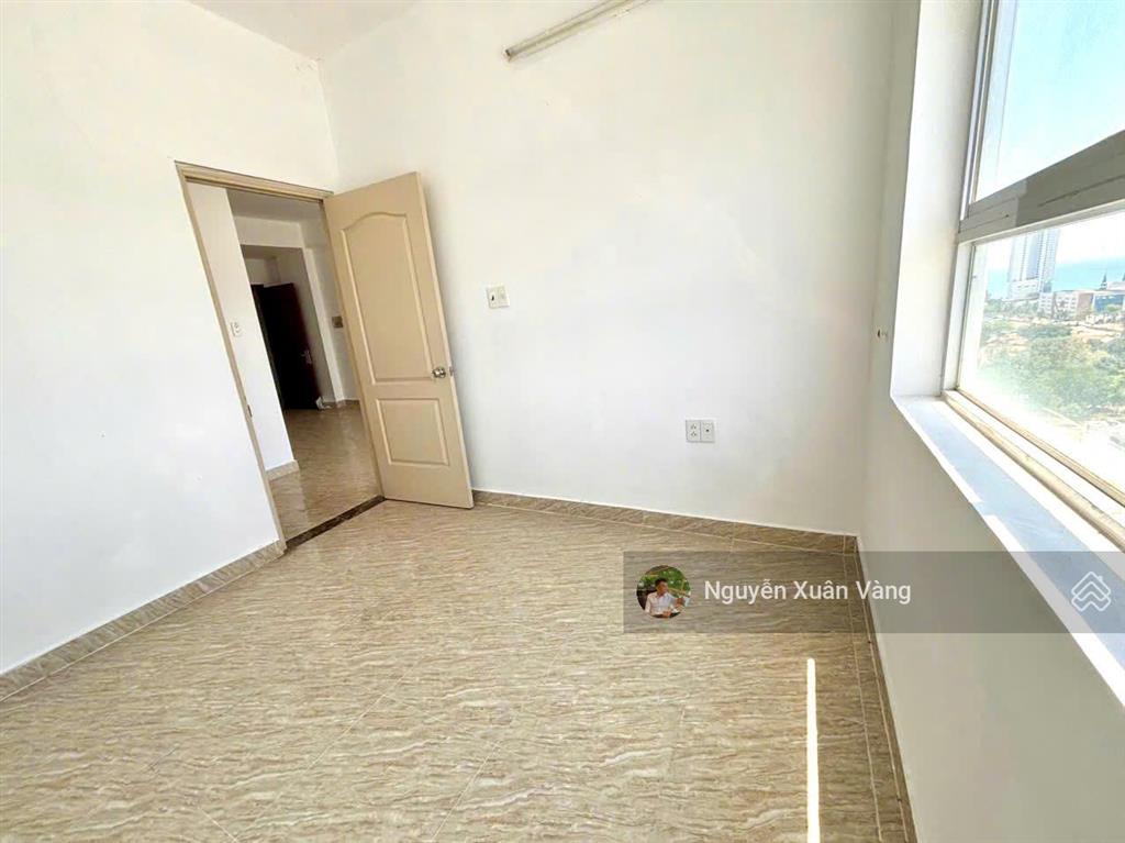 Bán căn hộ view biển  chung cư hoàng quân  bắc nha trang. dt 60m2 có 2 phòng ngủ, 2wc, sổ hồng