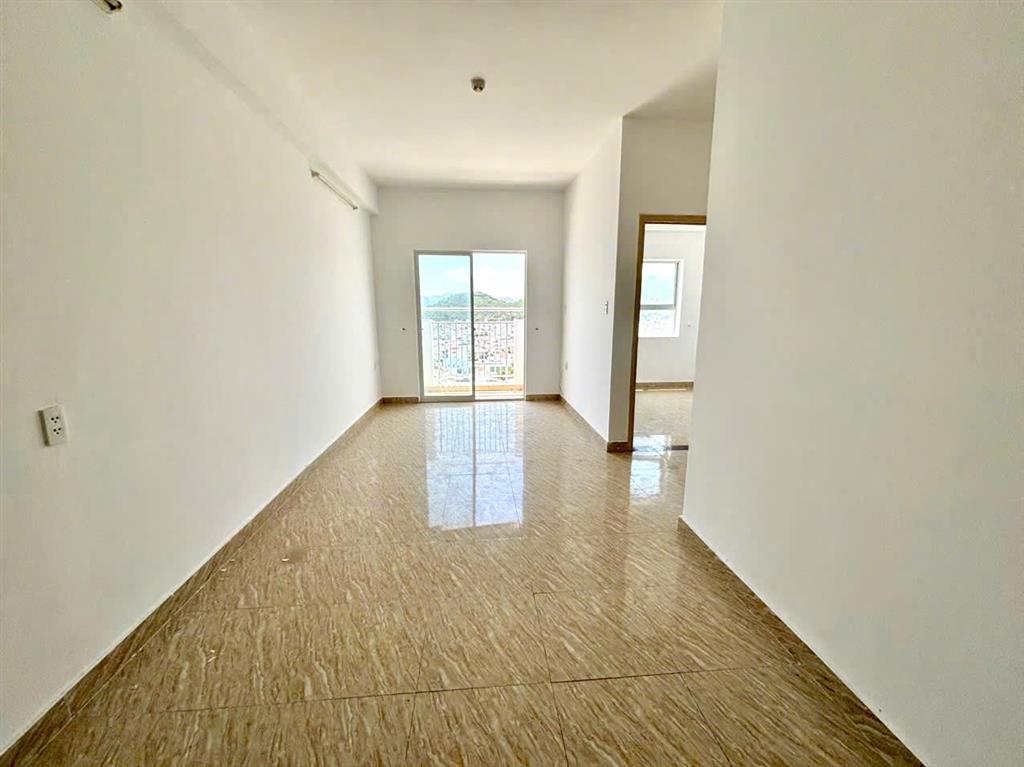 Bán căn hộ view biển  chung cư hoàng quân  bắc nha trang. dt 60m2 có 2 phòng ngủ, 2wc, sổ hồng