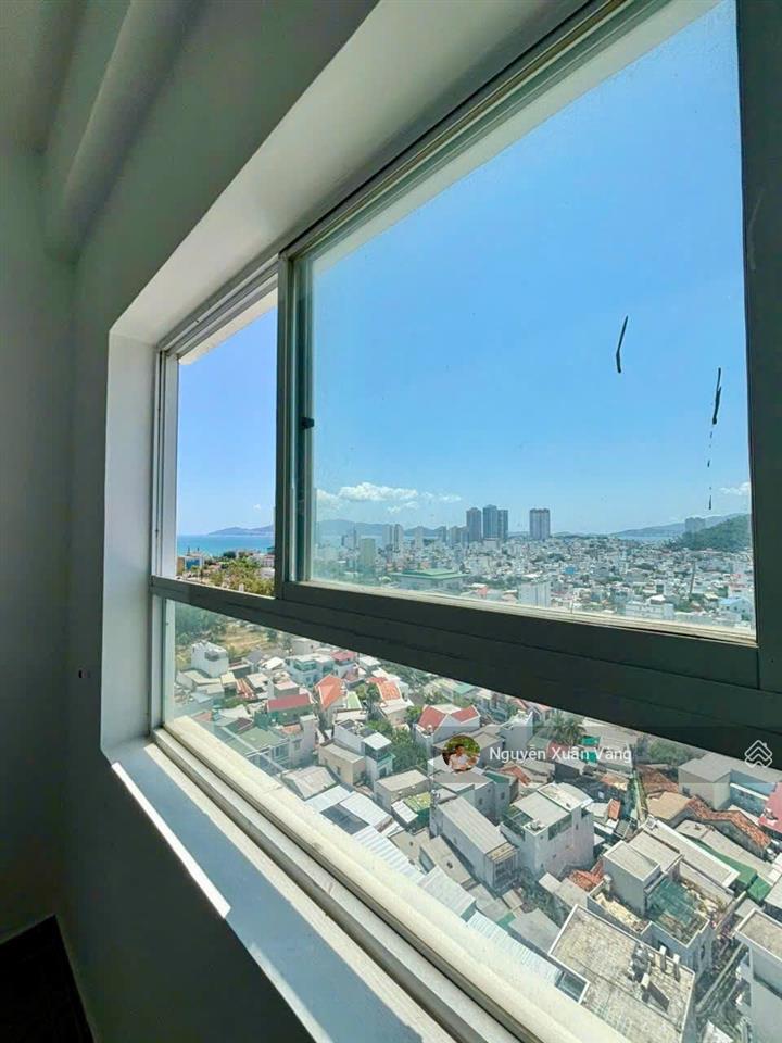 Bán căn hộ view biển  chung cư hoàng quân  bắc nha trang. dt 60m2 có 2 phòng ngủ, 2wc, sổ hồng