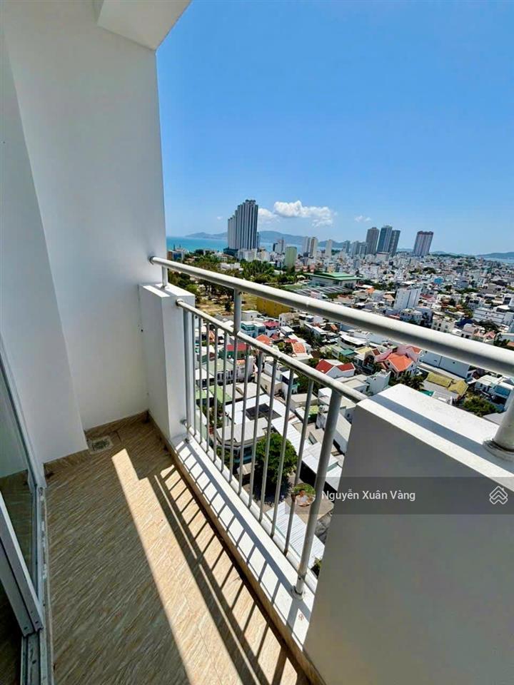 Bán căn hộ view biển  chung cư hoàng quân  bắc nha trang. dt 60m2 có 2 phòng ngủ, 2wc, sổ hồng