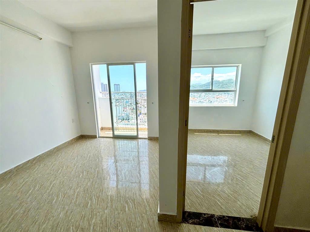 Bán căn hộ view biển  chung cư hoàng quân  bắc nha trang. dt 60m2 có 2 phòng ngủ, 2wc, sổ hồng