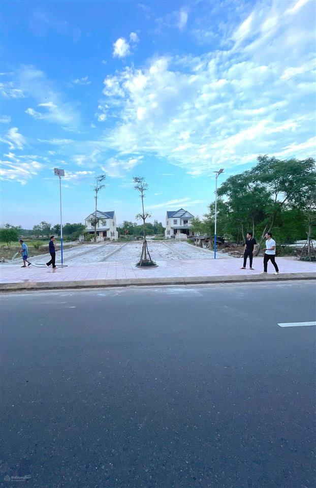 Hàng hiếm  bán đất mặt đường dh42 mở rộng 26m, sát biển, khu công nghiệp xã nam cửa việt