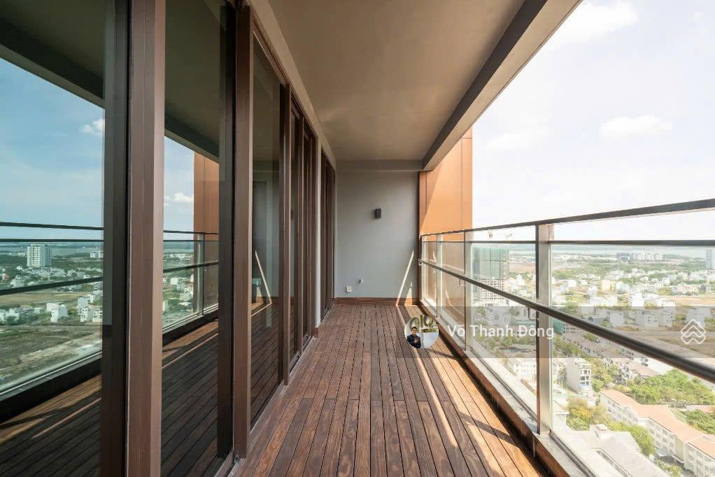 Cho thuê 4 phòng ngủ 325m2 define, lầu cao, view sông, nội thất cơ bản, giá 140 triệu/tháng