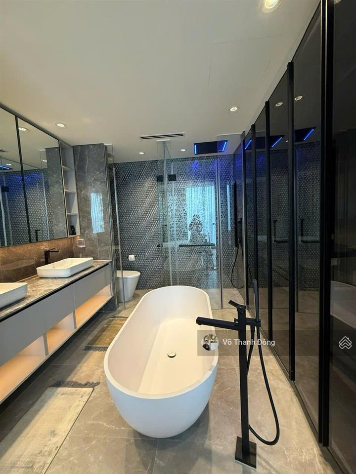 Cho thuê 3 phòng ngủ 137m2 trục hoa hậu opera metropole, view sông, full nội thất cao cấp