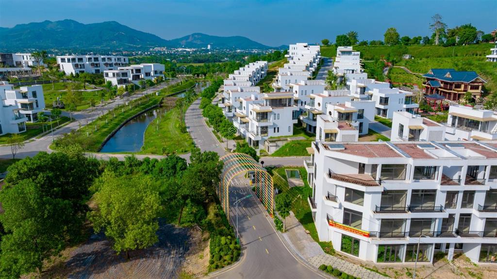 Bán nhanh căn biệt thự đẹp mặt hồ thiên nga, diện tích 350m². giá 8,5 tỷ.  0917 217 ***