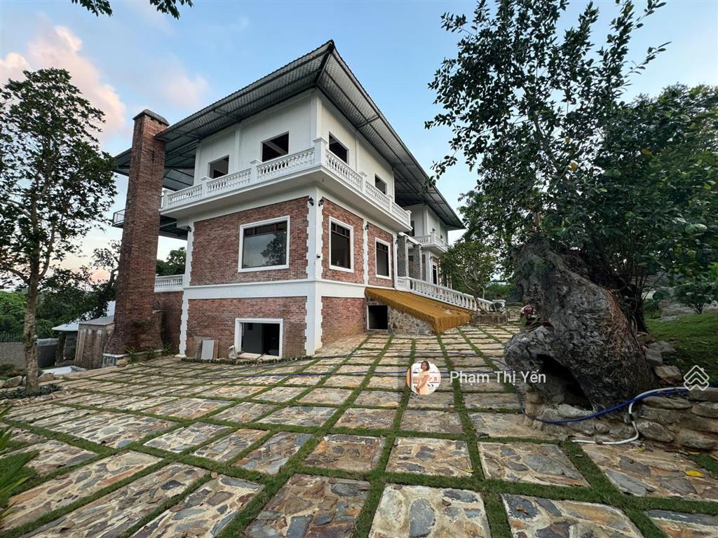 Gia đình tôi cần bán khuôn viên nghỉ dưỡng cao cấp tại hòa sơn, lương sơn, dt 1247,5m2/400m2 ont