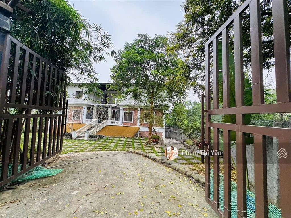 Gia đình tôi cần bán khuôn viên nghỉ dưỡng cao cấp tại hòa sơn, lương sơn, dt 1247,5m2/400m2 ont