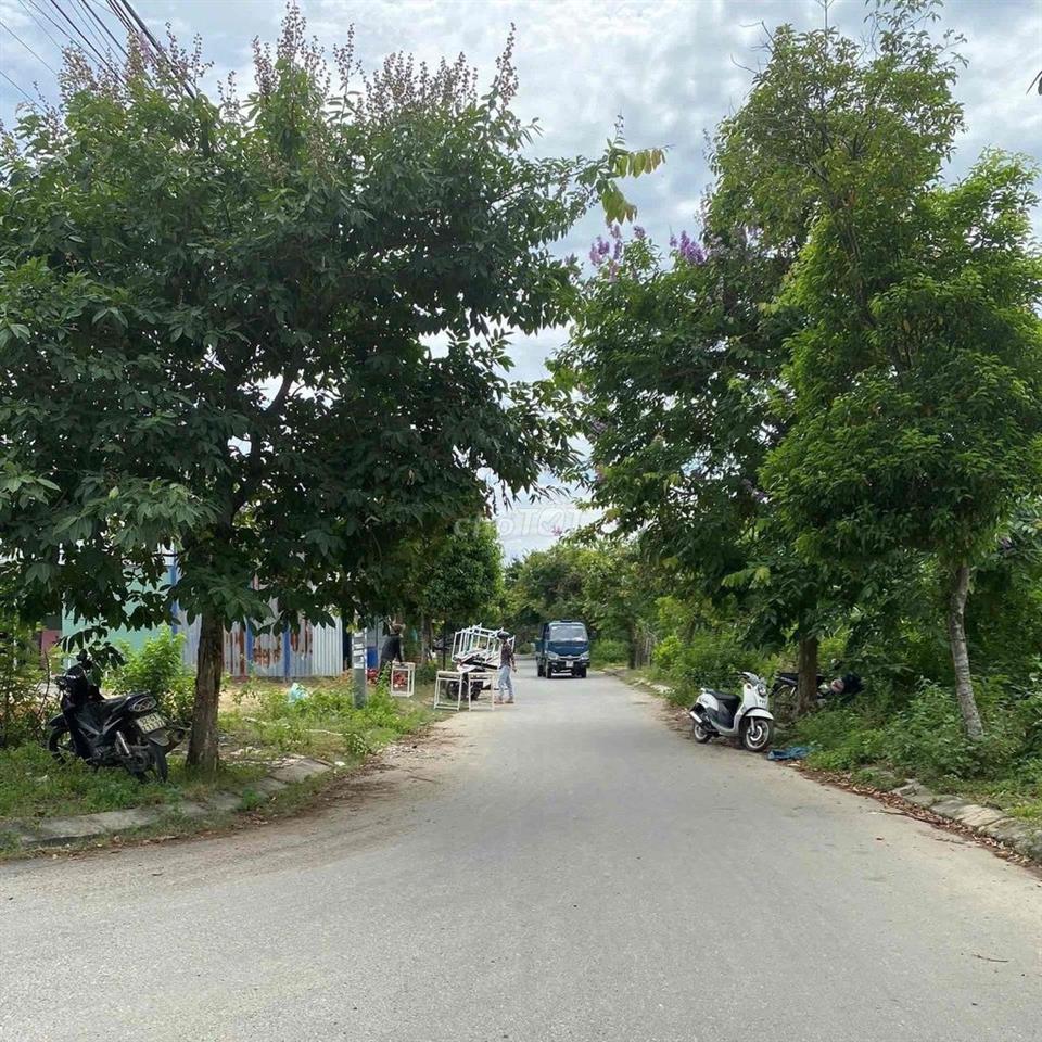 Sập sàn lô góc Huỳnh Thị Bảo Hoà ngay sau Hoàng Văn Thái 193.6m2