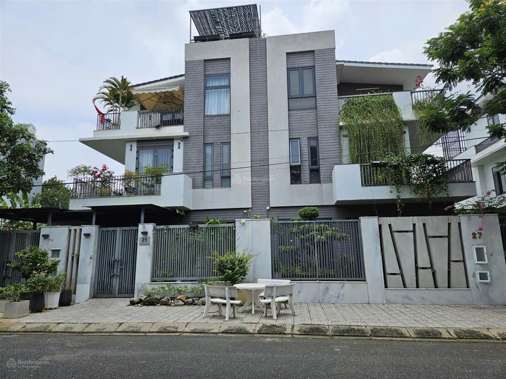 Chủ ngộp bank bán biệt thự 180m2 đường lớn rộng 16m ra liên phường vđ2 sẵn hđ thuê 26tr/tháng.