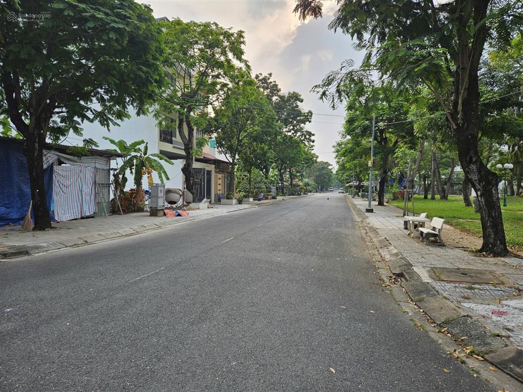 Chủ ngộp bank bán biệt thự 180m2 đường lớn rộng 16m ra liên phường vđ2 sẵn hđ thuê 26tr/tháng.