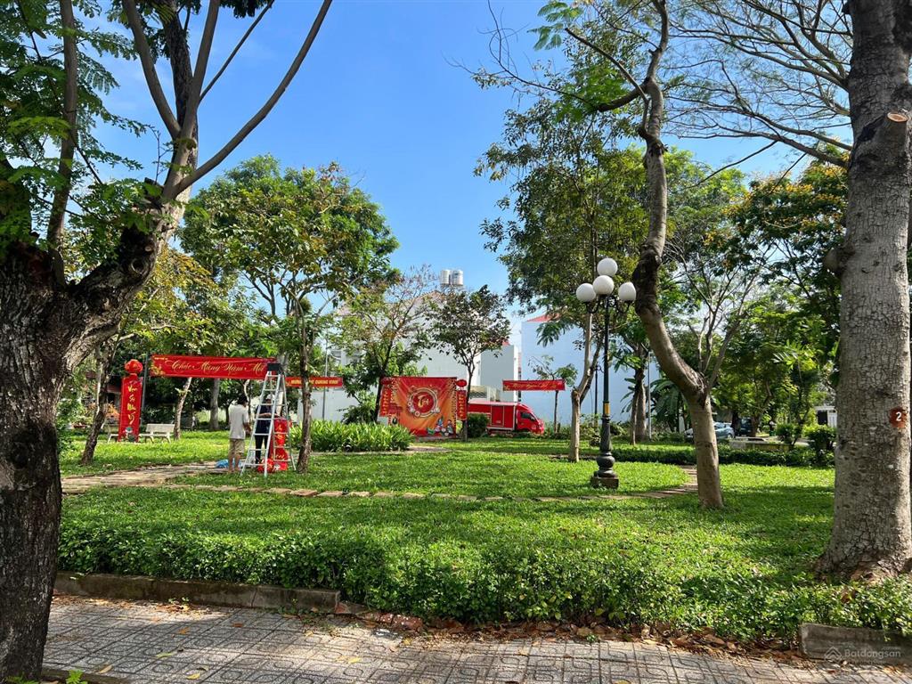 Chủ ngộp bank bán biệt thự 180m2 đường lớn rộng 16m ra liên phường vđ2 sẵn hđ thuê 26tr/tháng.