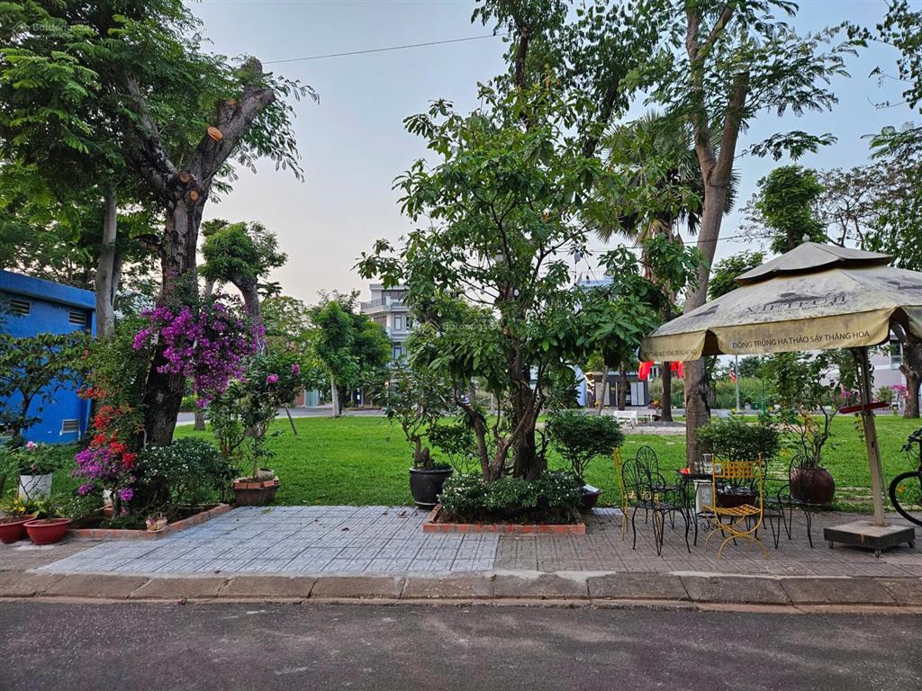 Chủ ngộp bank bán biệt thự 180m2 đường lớn rộng 16m ra liên phường vđ2 sẵn hđ thuê 26tr/tháng.