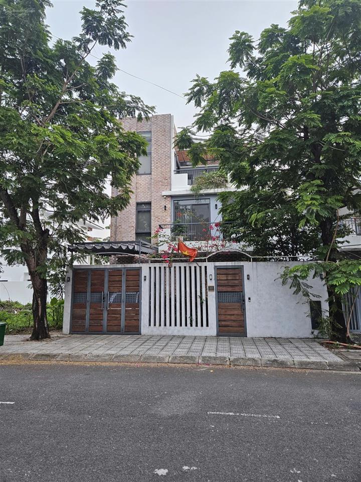 Chủ ngộp bank bán biệt thự 180m2 đường lớn rộng 16m ra liên phường vđ2 sẵn hđ thuê 26tr/tháng.