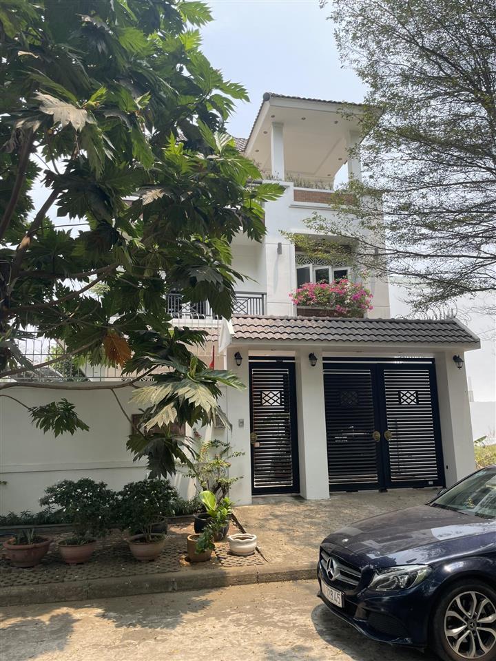 Bán nhà biệt thự 200m2  nội thất đẹp  đối diện công viên  đang có hợp đồng thuê  giá 21,5 tỷ