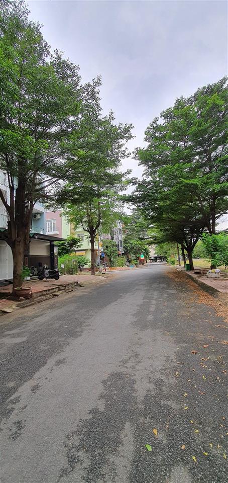 Bán nhà biệt thự 200m2  nội thất đẹp  đối diện công viên  đang có hợp đồng thuê  giá 21,5 tỷ