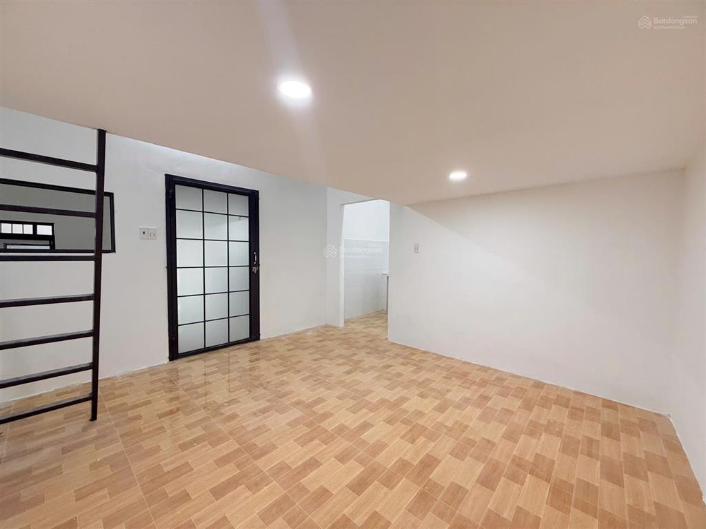 Phòng mới xây, gác cao, tách bếp, ngay trung mỹ tây  chung cư tô ký