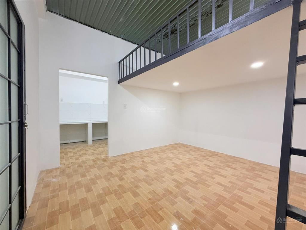 Phòng mới xây, gác cao, tách bếp, ngay trung mỹ tây  chung cư tô ký