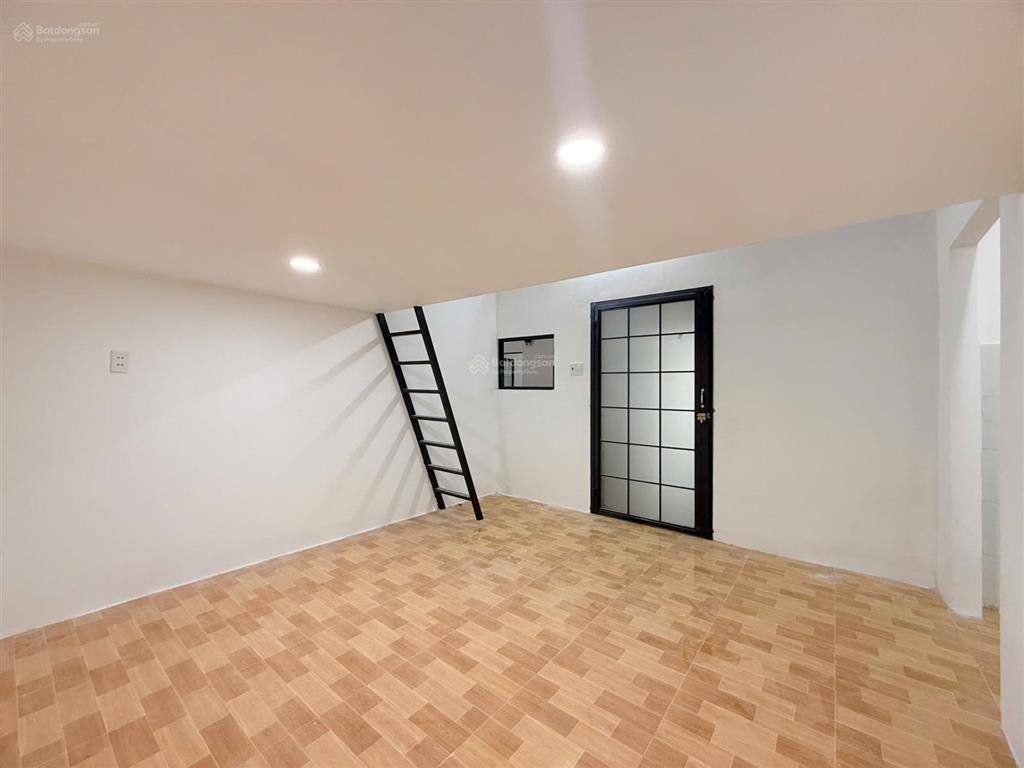 Phòng mới xây, gác cao, tách bếp, ngay trung mỹ tây  chung cư tô ký