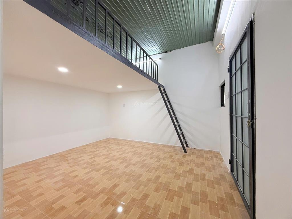 Phòng mới xây, gác cao, tách bếp, ngay trung mỹ tây  chung cư tô ký