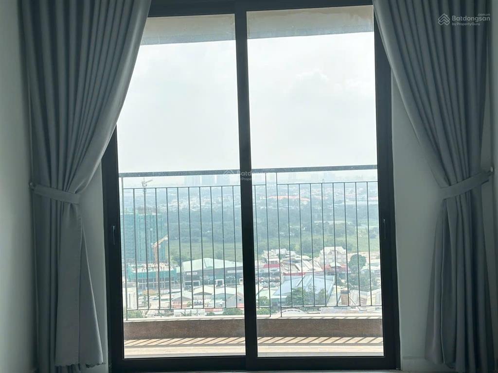 Chính chủ cho thuê căn hộ view hồ bơi có ban công và lô gia